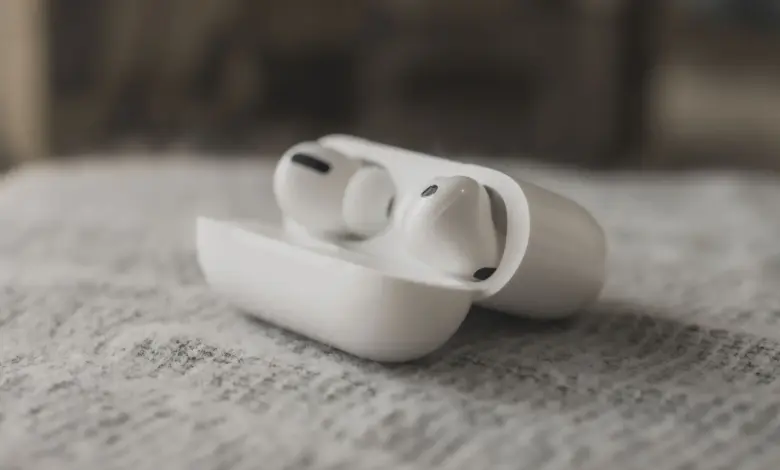 AirPods Pro 3: هل تتحول سماعات أبل إلى بديل حقيقي عن الساعة الذكية؟