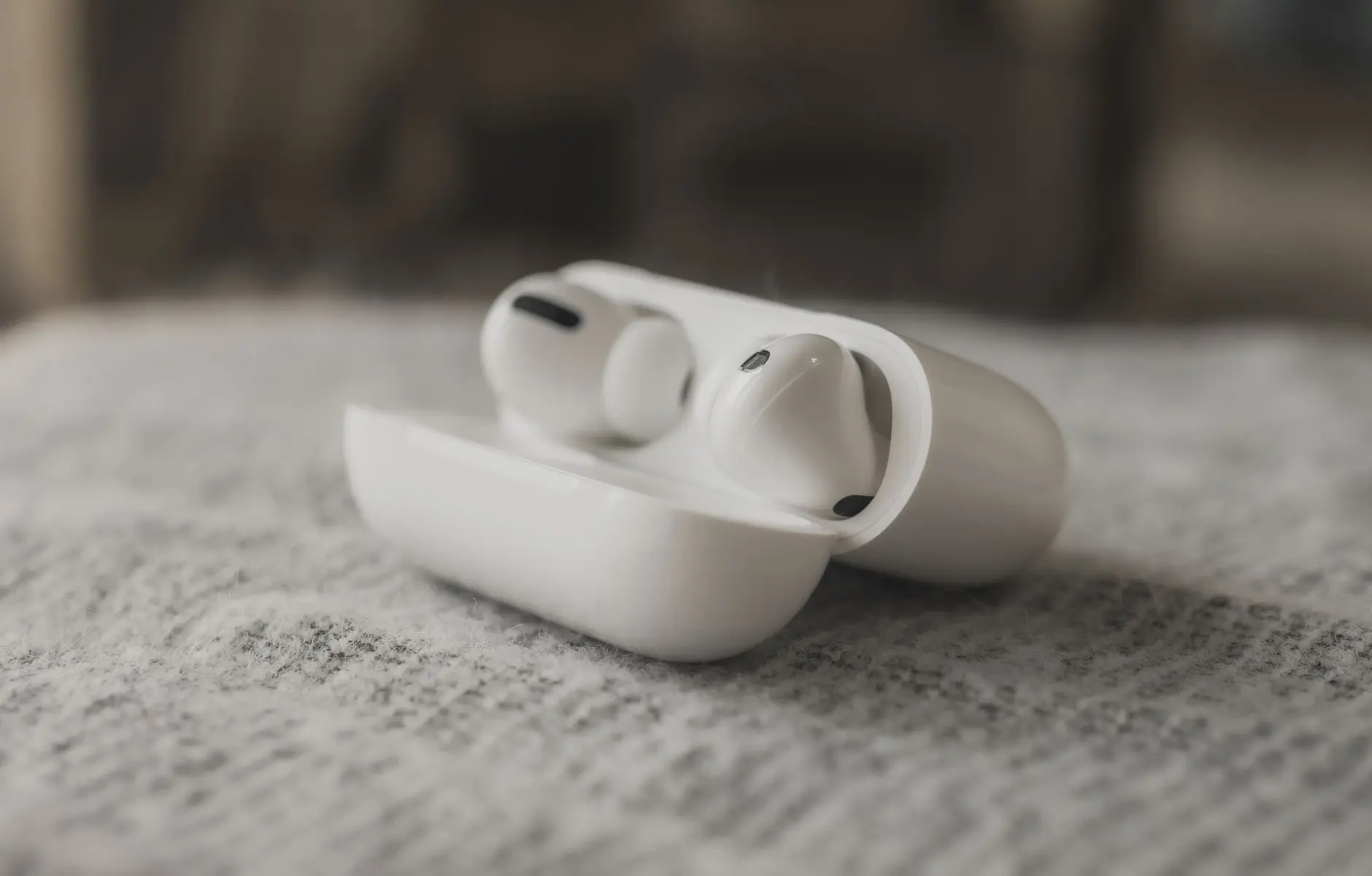 AirPods Pro 3: هل تتحول سماعات أبل إلى بديل حقيقي عن الساعة الذكية؟