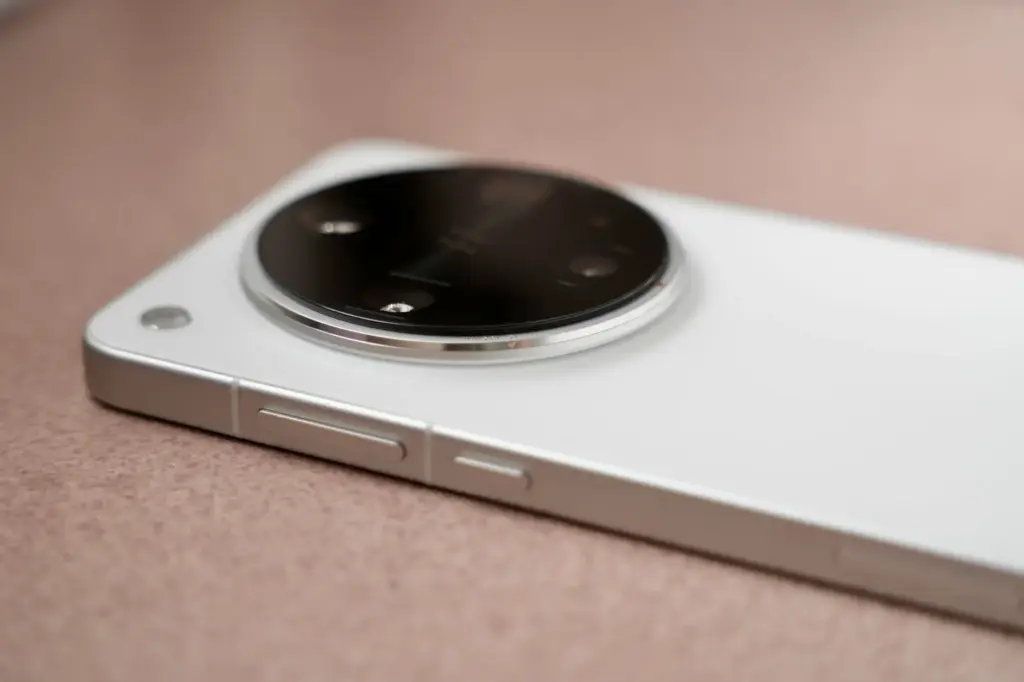 آيفون قابل للطي: كل ما تكشفه التسريبات عن iPhone Fold أو iPhone Ultra