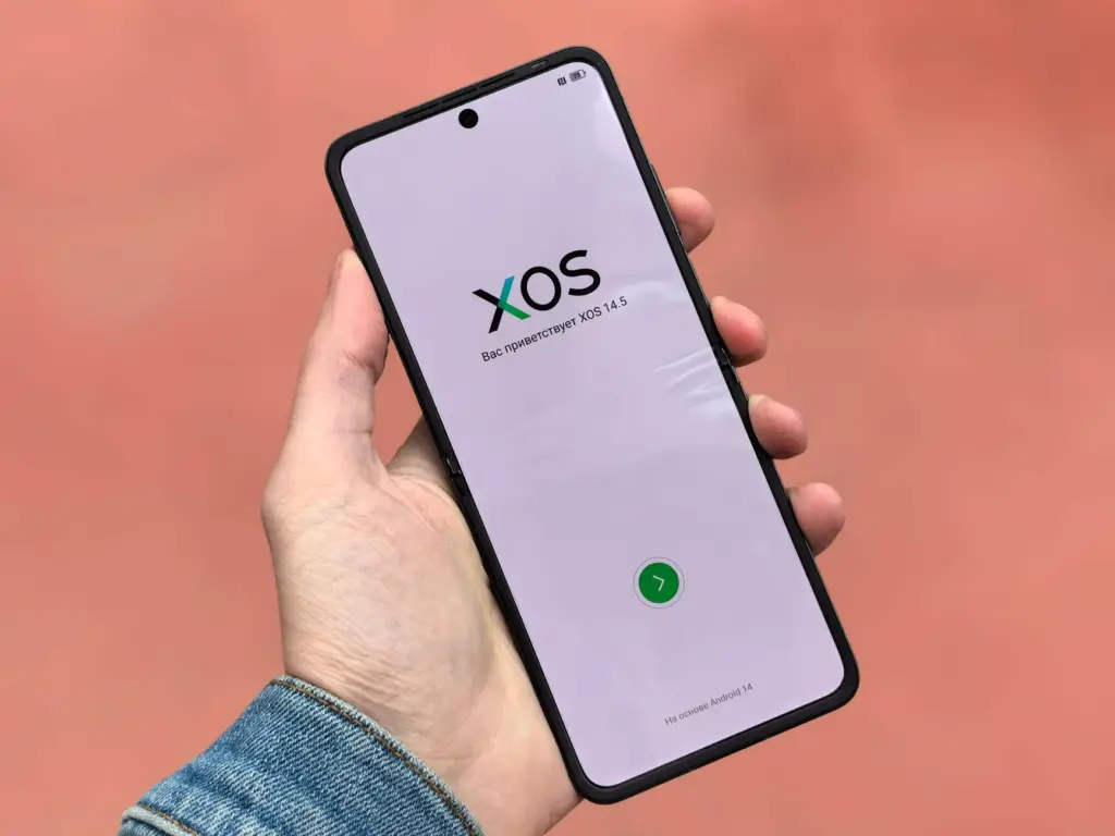 آيفون القابل للطي ضد Galaxy Z Fold 7: من يحل مشكلة خط الطي فعليًا؟