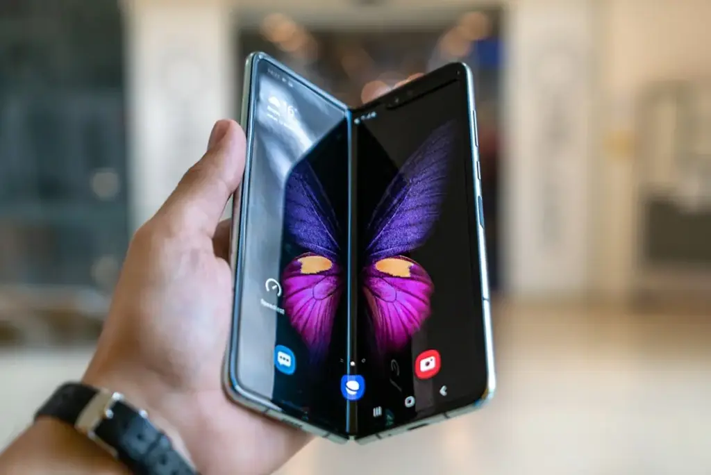 آيفون القابل للطي ضد Galaxy Z Fold 7: من يحل مشكلة خط الطي فعليًا؟