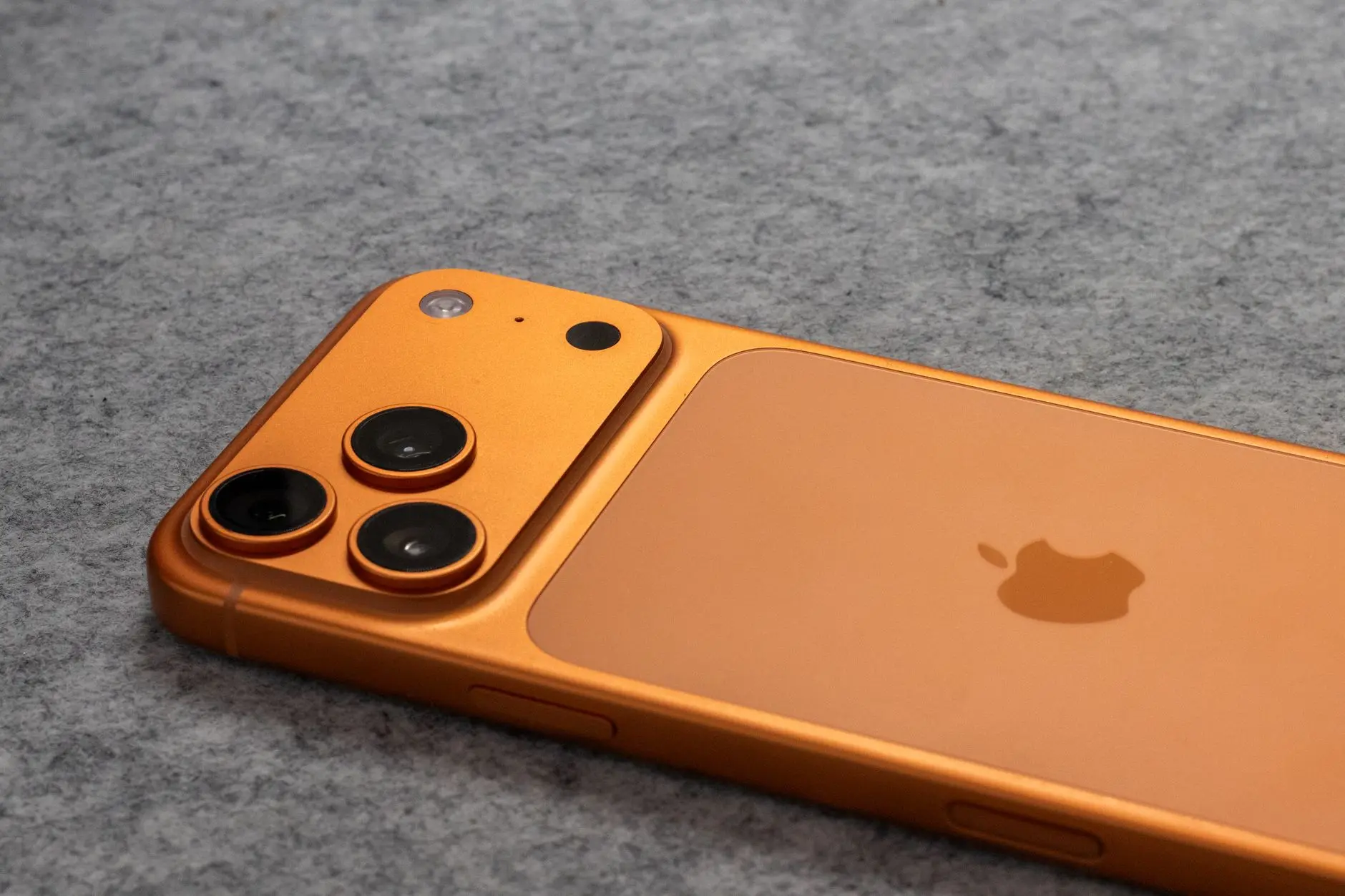 iPhone 17 Pro مقابل Galaxy S26 Ultra: المقارنة الشاملة لملوك الهواتف الذكية