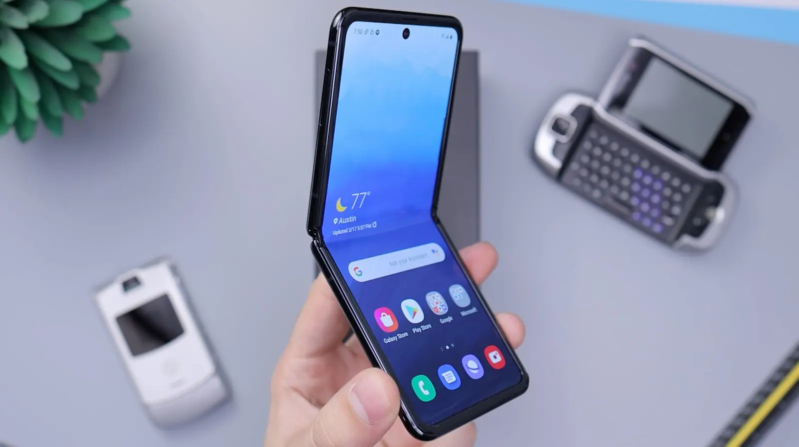 مراجعة Samsung Galaxy Z Flip 8: المميزات والعيوب بلا تجميل وهل يستحق الشراء؟