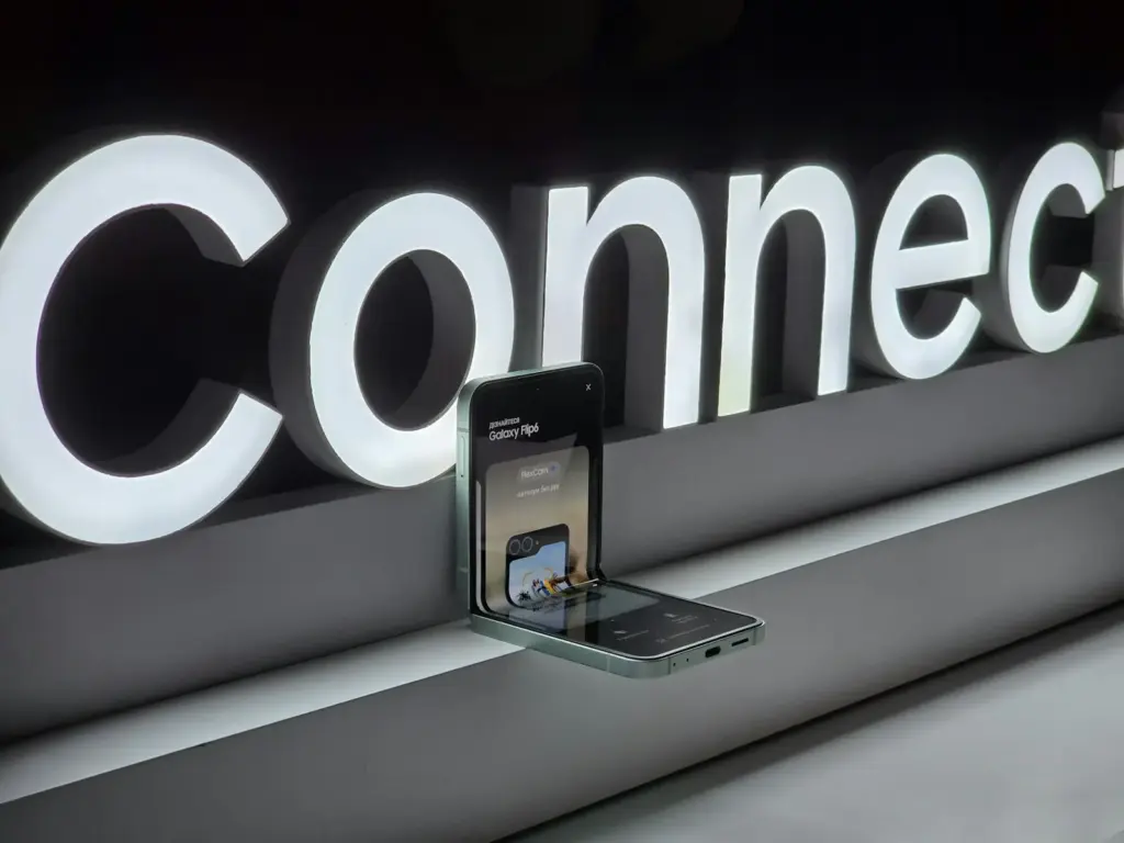 مراجعة Samsung Galaxy Z Flip 8: المميزات والعيوب بلا تجميل وهل يستحق الشراء؟