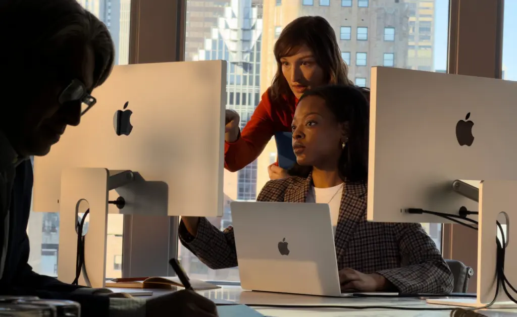 شاشات Apple Studio Display في مكتب