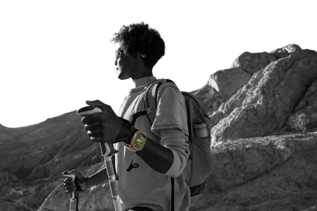 متسلق جبال يرتدي ساعة Apple Watch Ultra 4
