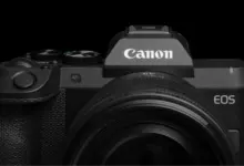 كاميرا Canon EOS R8 Mark II من الأمام مع عدسة