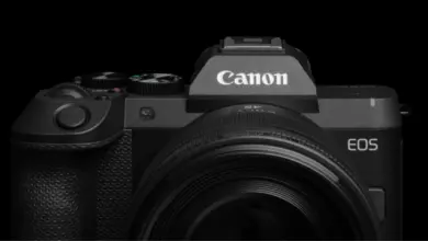 كاميرا Canon EOS R8 Mark II من الأمام مع عدسة