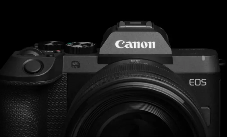 كاميرا Canon EOS R8 Mark II من الأمام مع عدسة