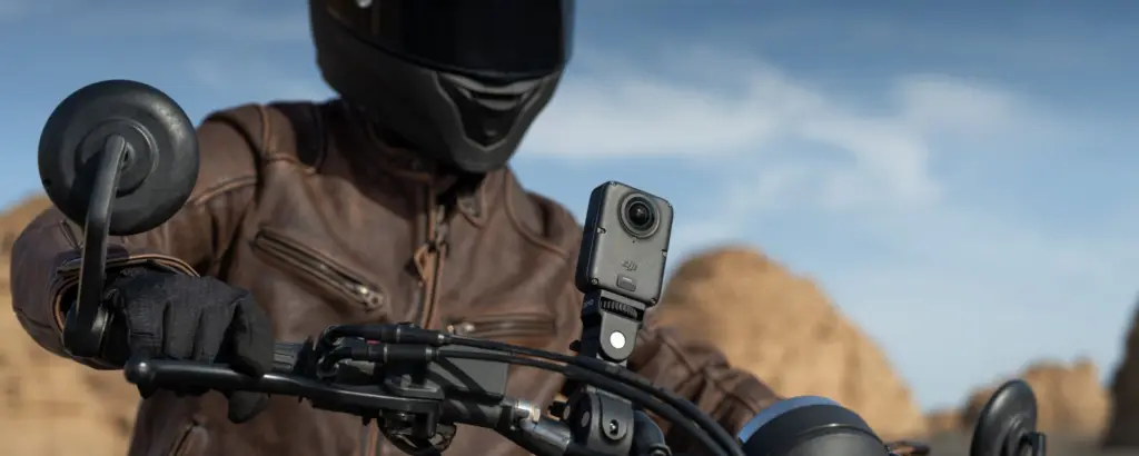 كاميرا DJI Osmo 360 II مثبتة على مقود دراجة نارية
