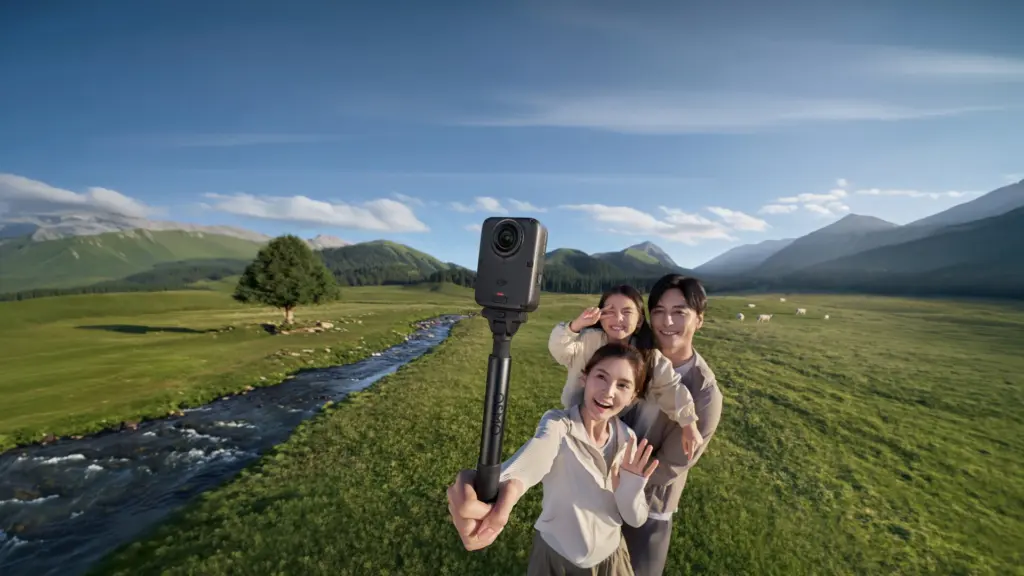 مجموعة أصدقاء يصورون بكاميرا DJI Osmo 360 II على عصا سيلفي