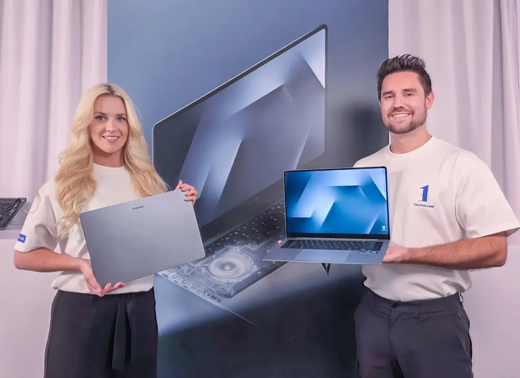 شخصان يحملان حاسوبي Galaxy Book6 Pro بمقاسي 14 و16 بوصة