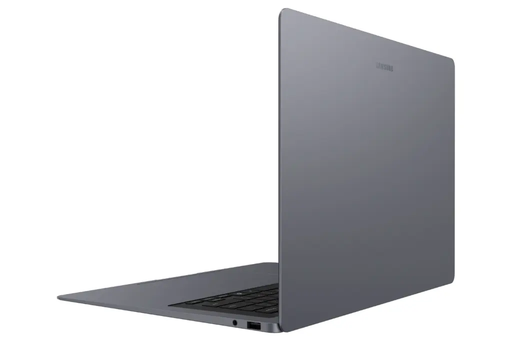 الغطاء الخلفي لحاسوب Galaxy Book6 Pro ويظهر نحافة الهيكل