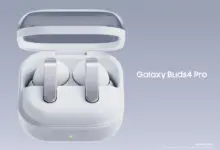 سماعات Galaxy Buds4 Pro البيضاء داخل علبة الشحن الشفافة