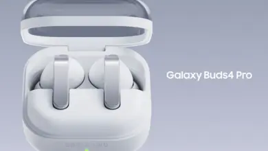 سماعات Galaxy Buds4 Pro البيضاء داخل علبة الشحن الشفافة