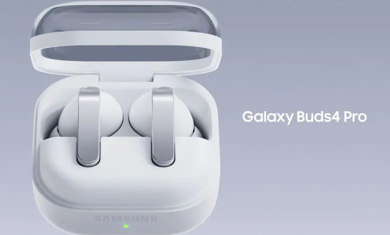 سماعات Galaxy Buds4 Pro البيضاء داخل علبة الشحن الشفافة
