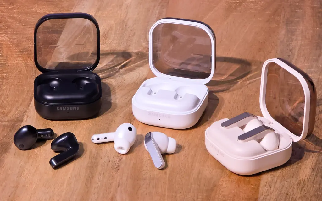 سماعات Galaxy Buds4 بألوان الأسود والأبيض والوردي مع علبها