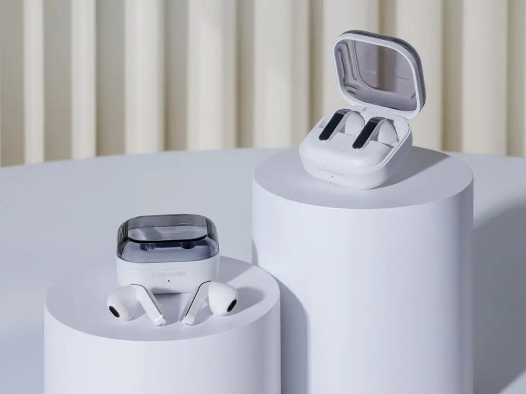 سماعات Galaxy Buds4 وGalaxy Buds4 Pro على منصتين
