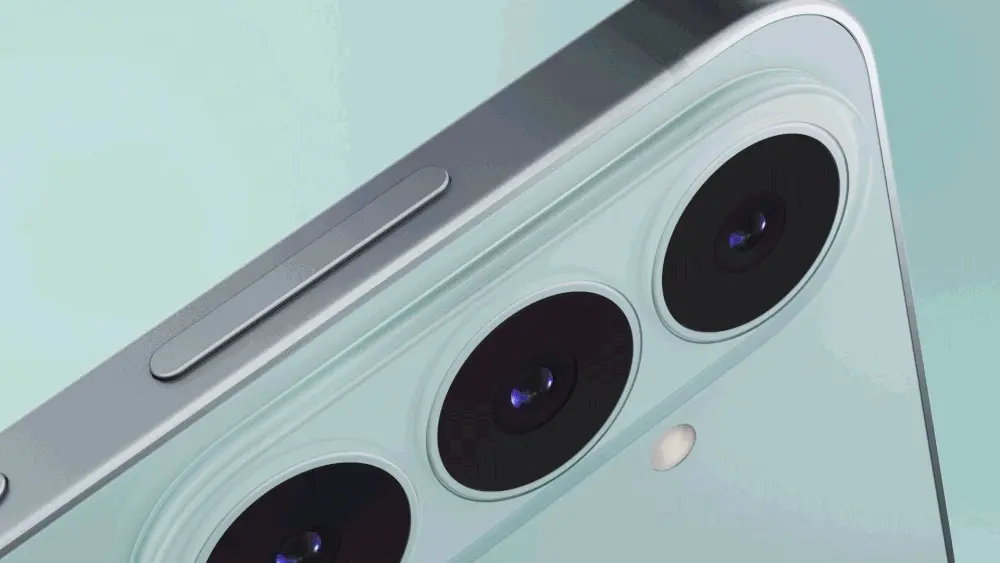 الكاميرات الخلفية الثلاث في Galaxy S26 FE