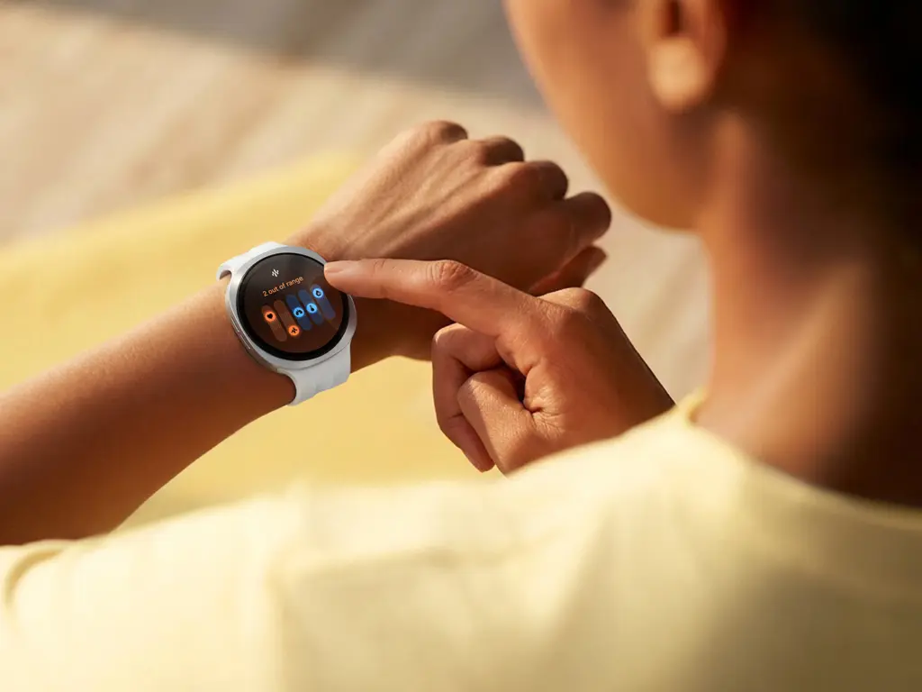 ساعة Galaxy Watch9 على معصم مستخدمة