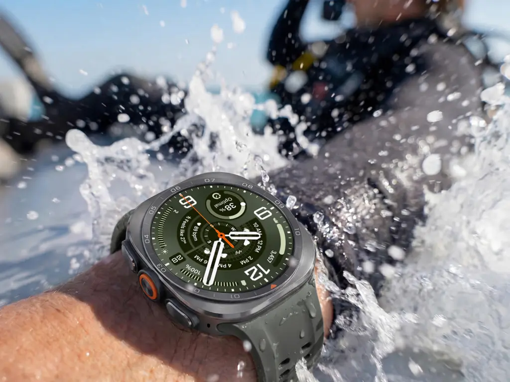 ساعة Galaxy Watch Ultra 2 في الماء أثناء الغوص