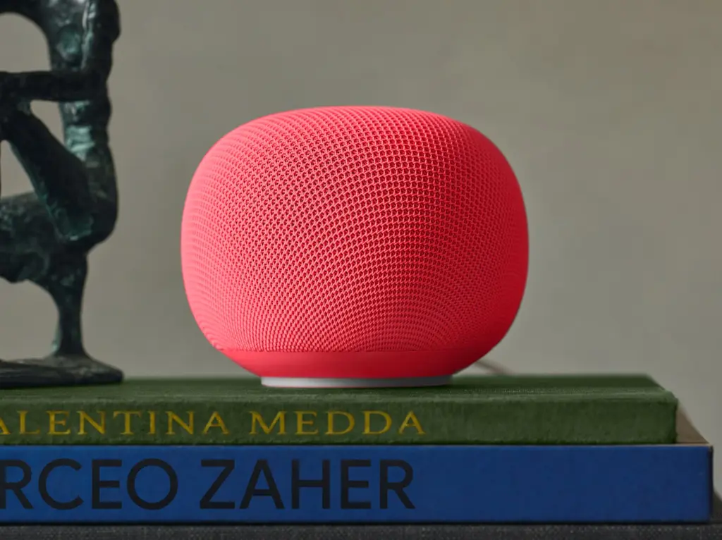 سماعة Google Home Speaker باللون الأحمر