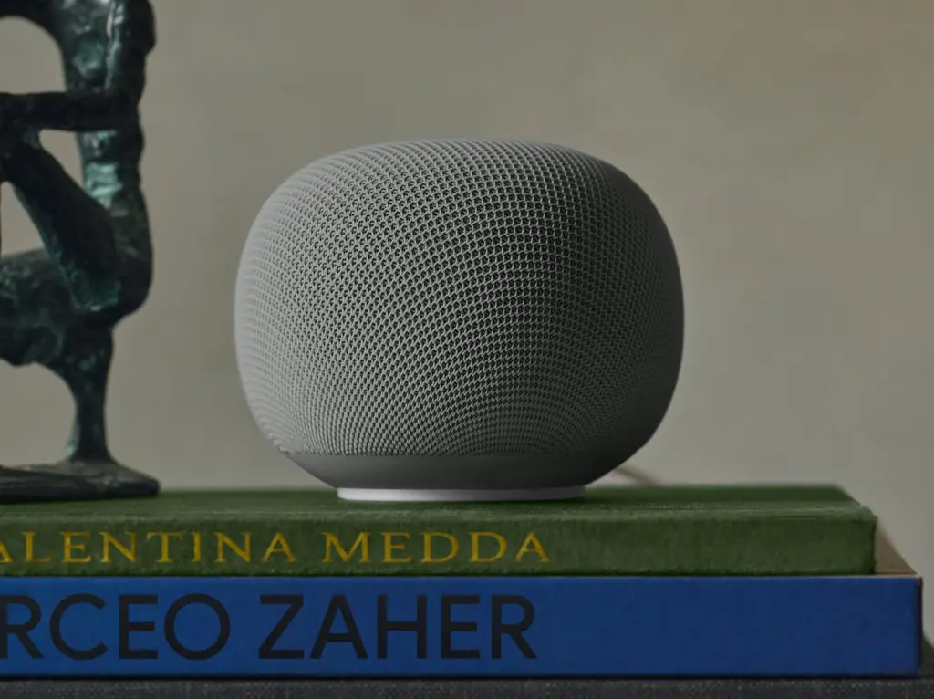 سماعة Google Home Speaker باللون الداكن على رف