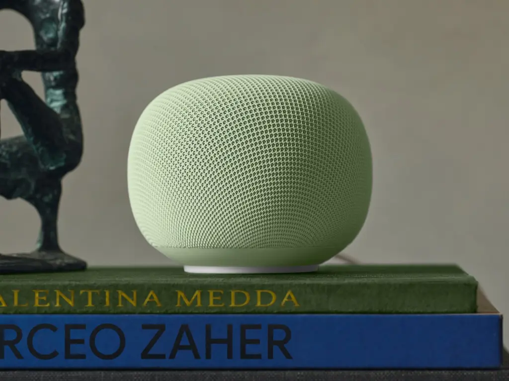 سماعة Google Home Speaker على رف كتب