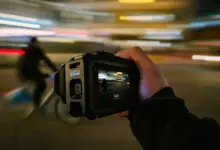 كاميرا GoPro Mission 1 Pro في اليد ليلًا