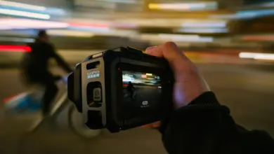 كاميرا GoPro Mission 1 Pro في اليد ليلًا