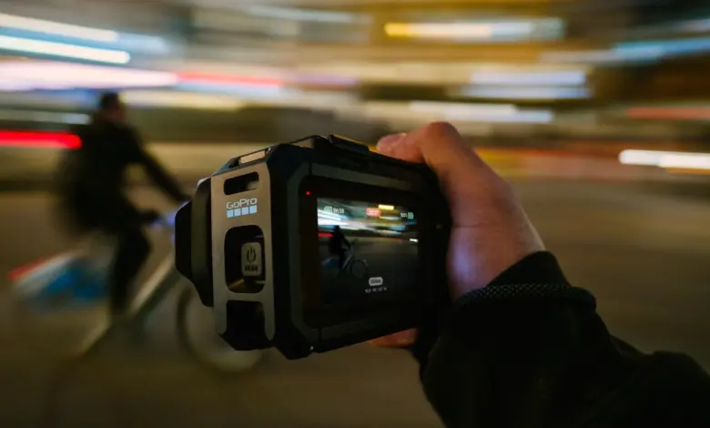 كاميرا GoPro Mission 1 Pro في اليد ليلًا