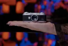 كاميرا instax Pal 2 على كف اليد