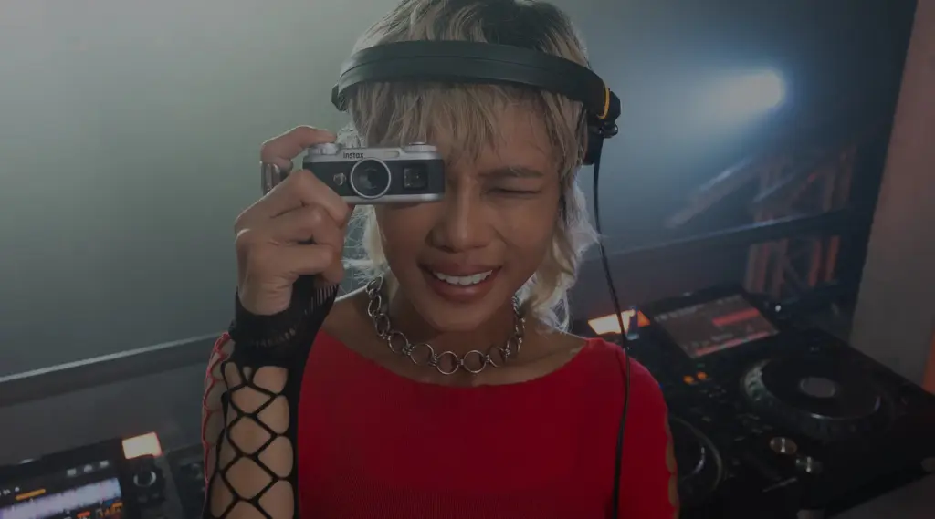 شابة تنظر عبر منظار كاميرا instax Pal 2