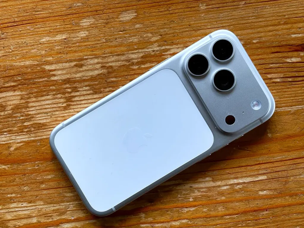 هاتف iPhone 17 Pro من الخلف