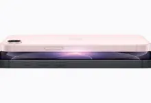 هاتف iPhone 17e باللونين الوردي الفاتح والأسود