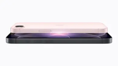 هاتف iPhone 17e باللونين الوردي الفاتح والأسود