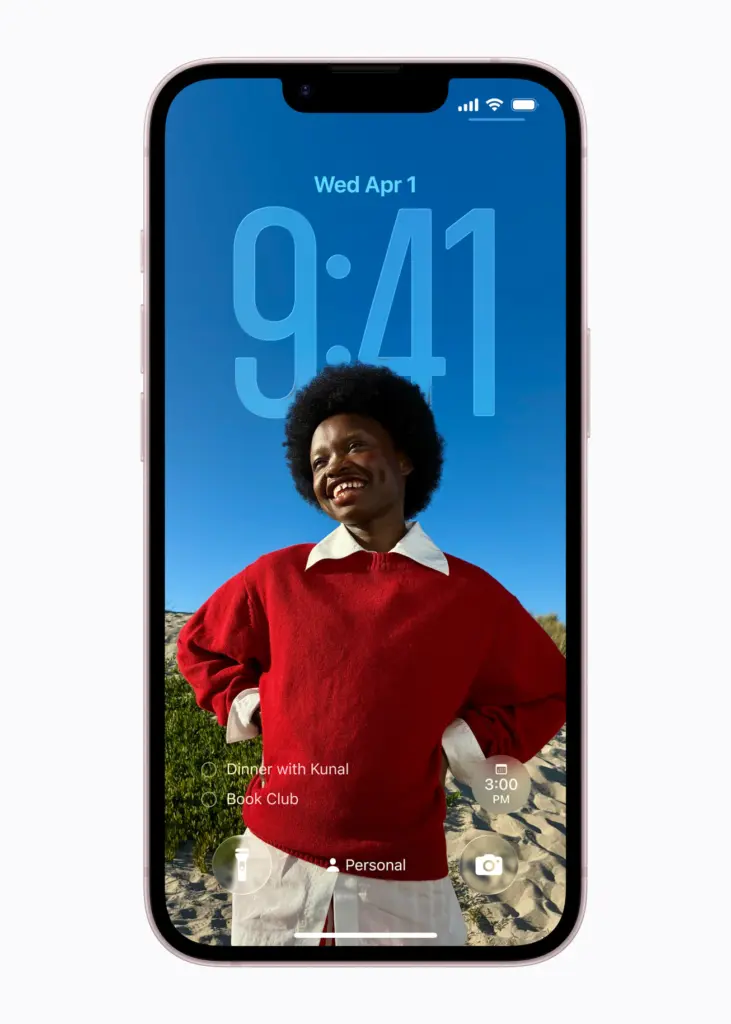 شاشة iPhone 17e مقاس 6.1 بوصة مع النتوء العلوي