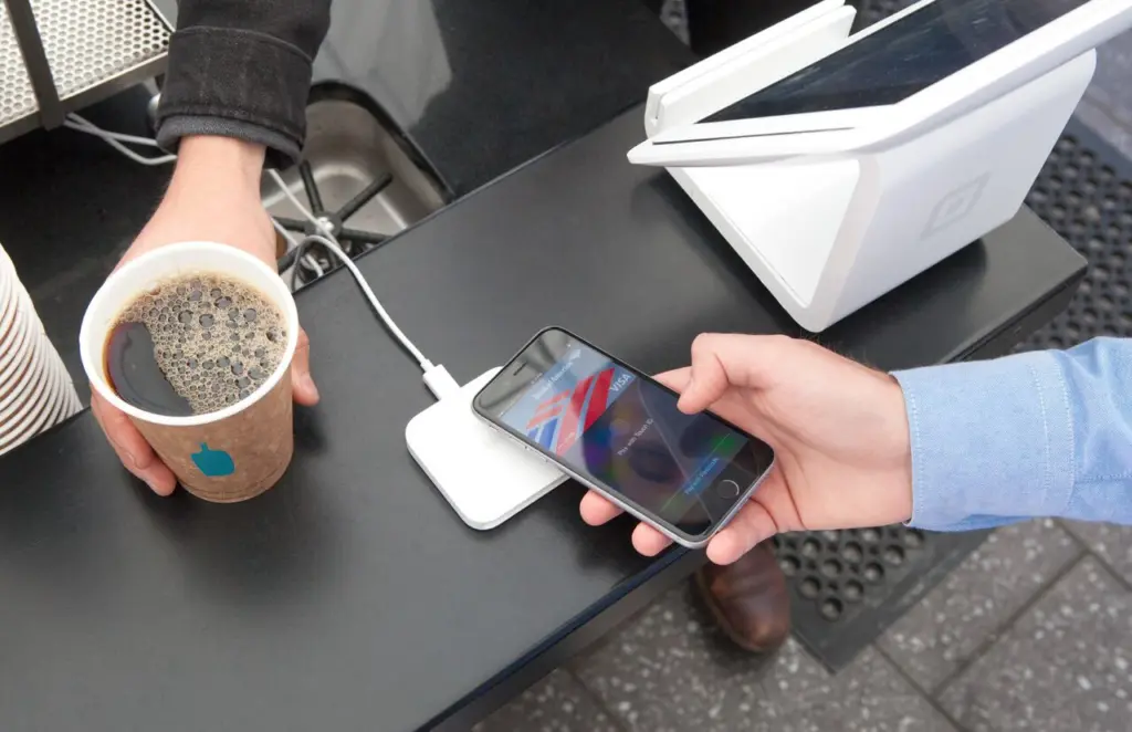دفع بالجوال في مقهى عبر تقنية NFC