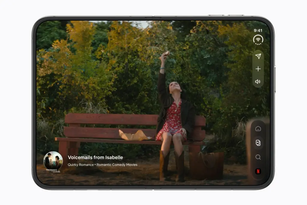 تطبيق Netflix على هاتف iPhone Duo المفتوح
