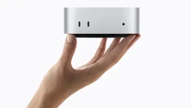 جهاز Mac mini الجديد بشريحة M6 من آبل بحجمه الصغير في كف اليد