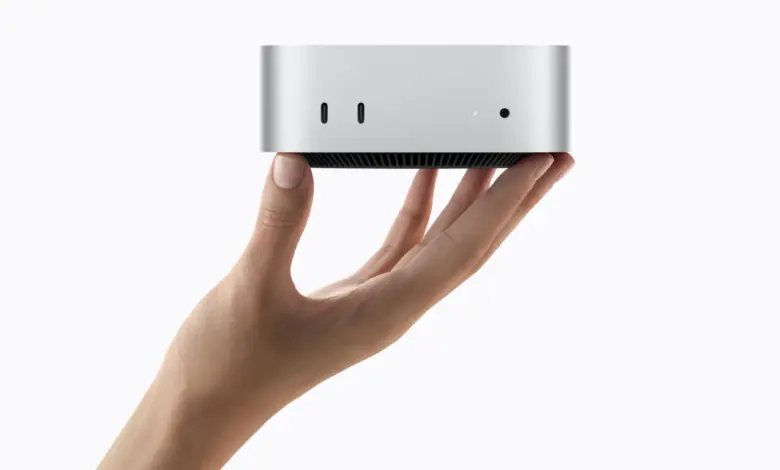 جهاز Mac mini الجديد بشريحة M6 من آبل بحجمه الصغير في كف اليد