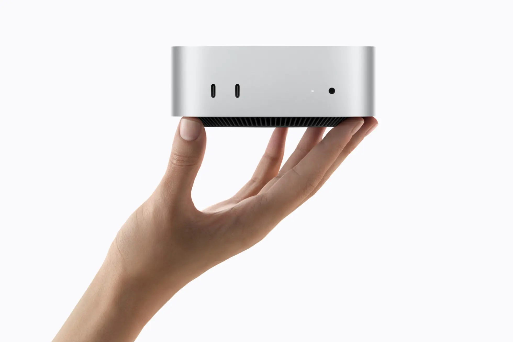 جهاز Mac mini الجديد بشريحة M6 من آبل بحجمه الصغير في كف اليد