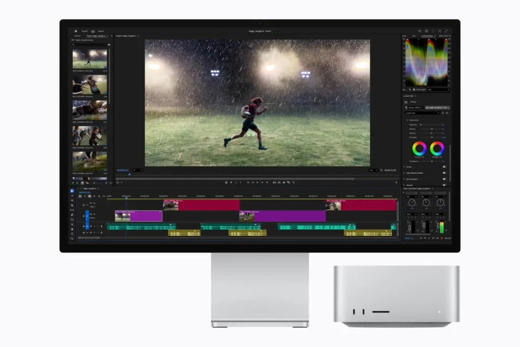 جهاز Mac Studio M5 مع شاشة تعرض برنامج Adobe Premiere لتحرير الفيديو