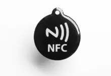 ملصق NFC أسود يحمل رمز الاتصال قريب المدى