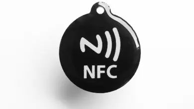 ملصق NFC أسود يحمل رمز الاتصال قريب المدى
