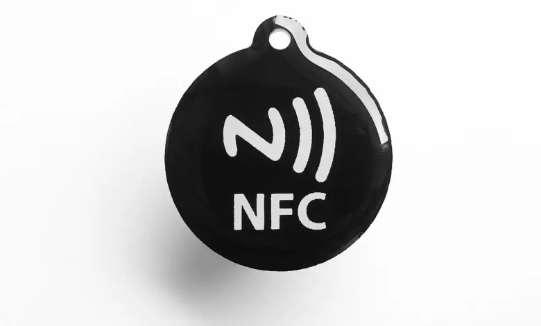 ملصق NFC أسود يحمل رمز الاتصال قريب المدى