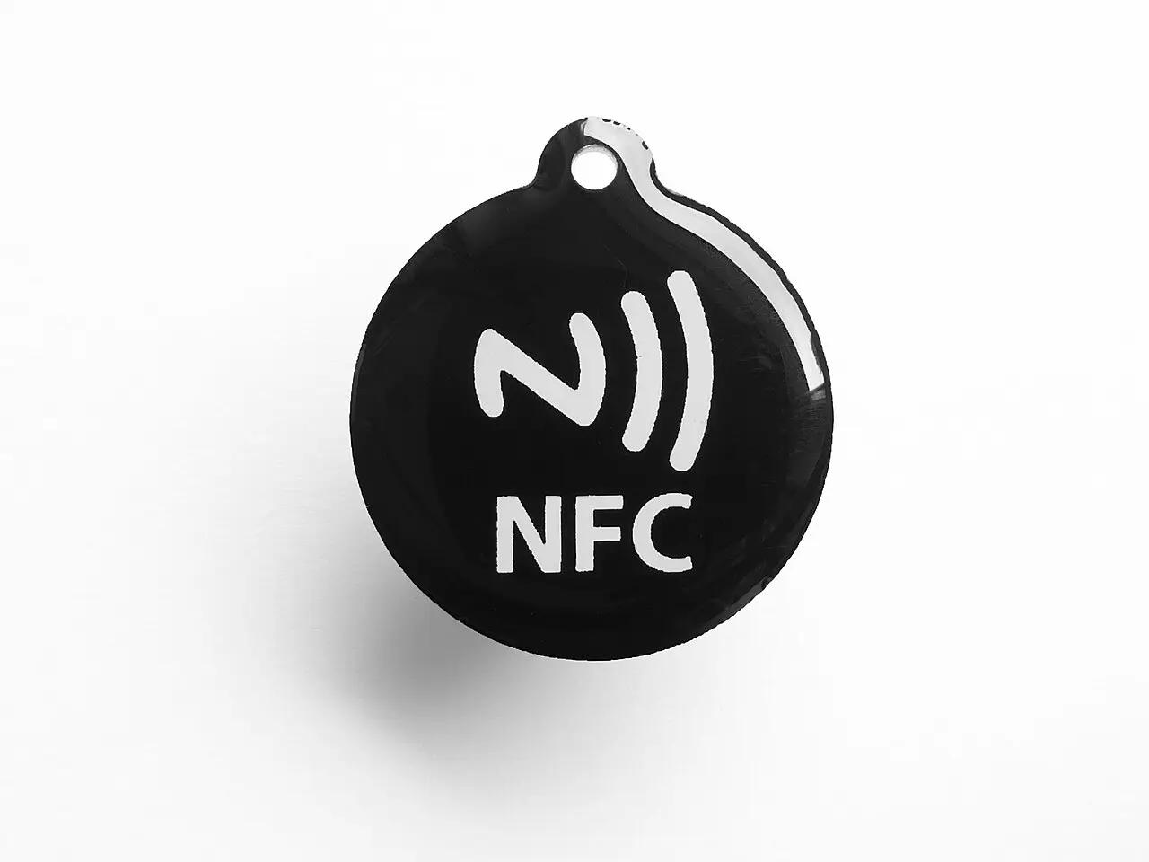ملصق NFC أسود يحمل رمز الاتصال قريب المدى