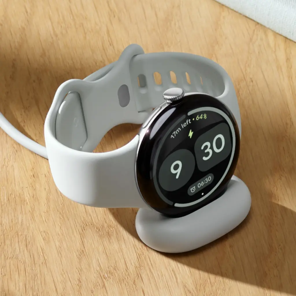 ساعة Pixel Watch 5 على قاعدة الشحن