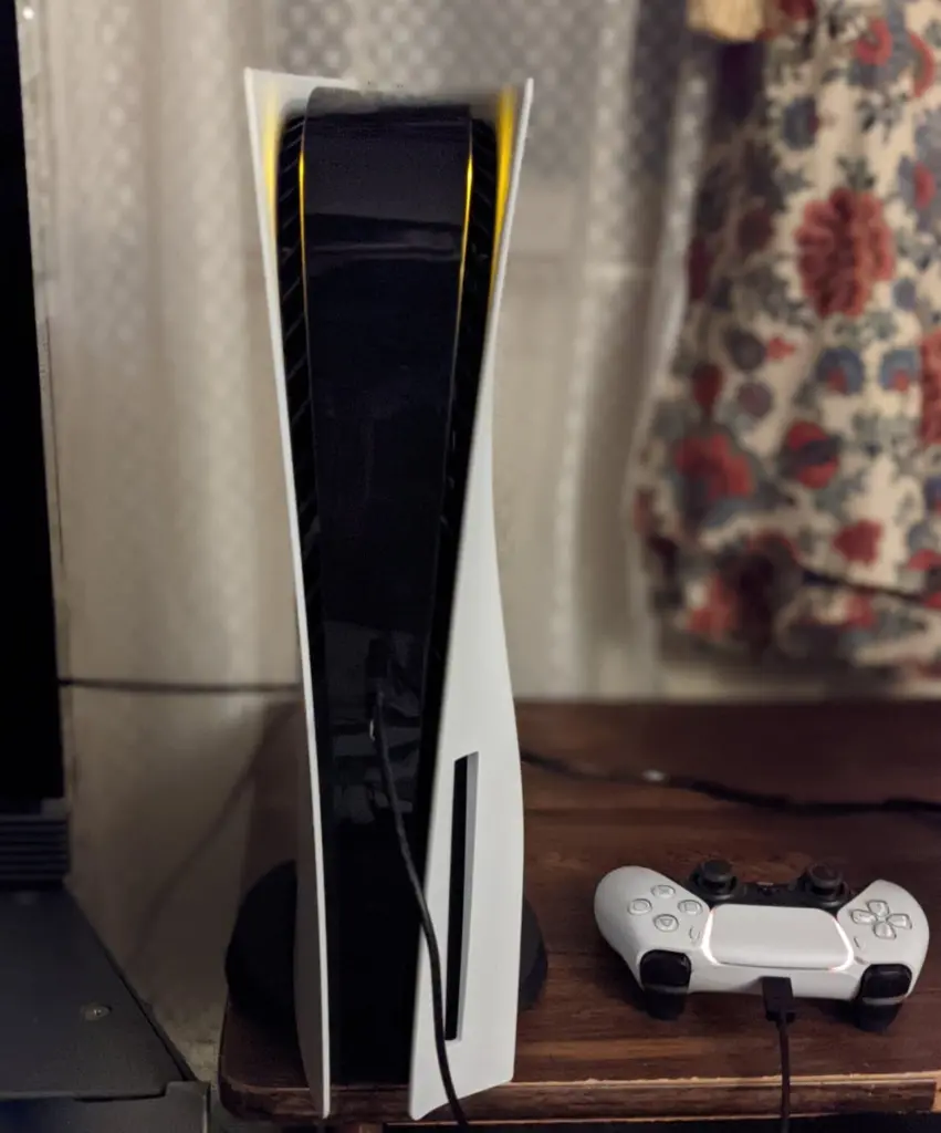 جهاز PS5 ويد DualSense موصولة بالكابل للشحن