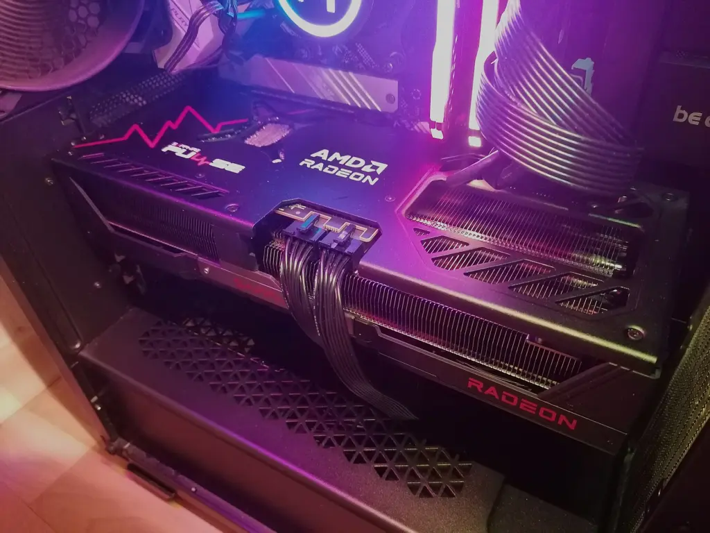 بطاقة Radeon RX 9070 XT مركبة داخل صندوق كمبيوتر ألعاب